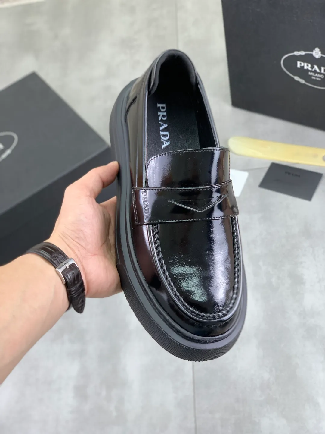 Men's men's shoes 💰P500 New PRADA Prada spring new casual leather shoes Original purchase, development and production Prada men's classic series, technical breathable fabrics with cowhide, casual sports shoes, casual shoes, sports dad shoes combine high-tech breathable materials and cowhide, P family exclusive button decoration on the side. The outsole is full of P italic design and bright colors to show vitality and continue the brand design inspiration. Stroll around the city lightly and feel free and comfortable. Delivered in exquisite packaging 🛍📦 ▪️Material: original customized calfskin with breathable material ▪️Inner lining: cowhide lining ➕cowhide feet ▪️Outsole: open-molded TPU foam material ▪️Sole thickness: 3.5CM ▪️Size: Men's 38-44 (45 can be customized) 4️⃣ colors available